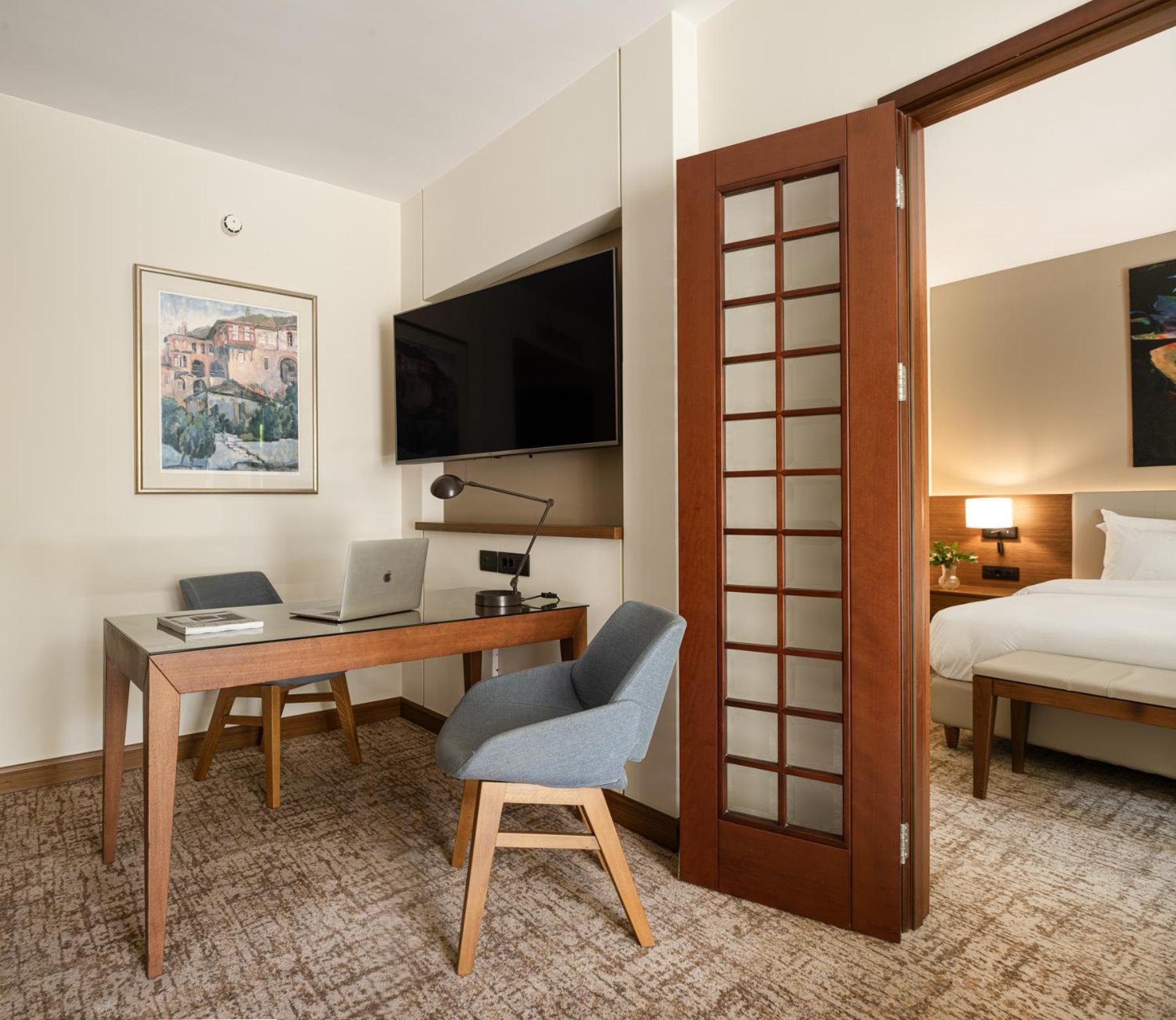 하얏트 리젠시 테살로니키 외부 사진 A sliding door in a hotel room